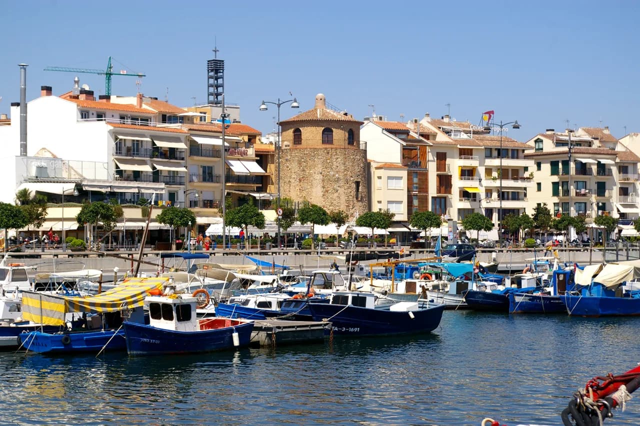 Puerto de Cambrils con embarcaciones amarradas: imagen de contexto, ajena al suceso de 2026