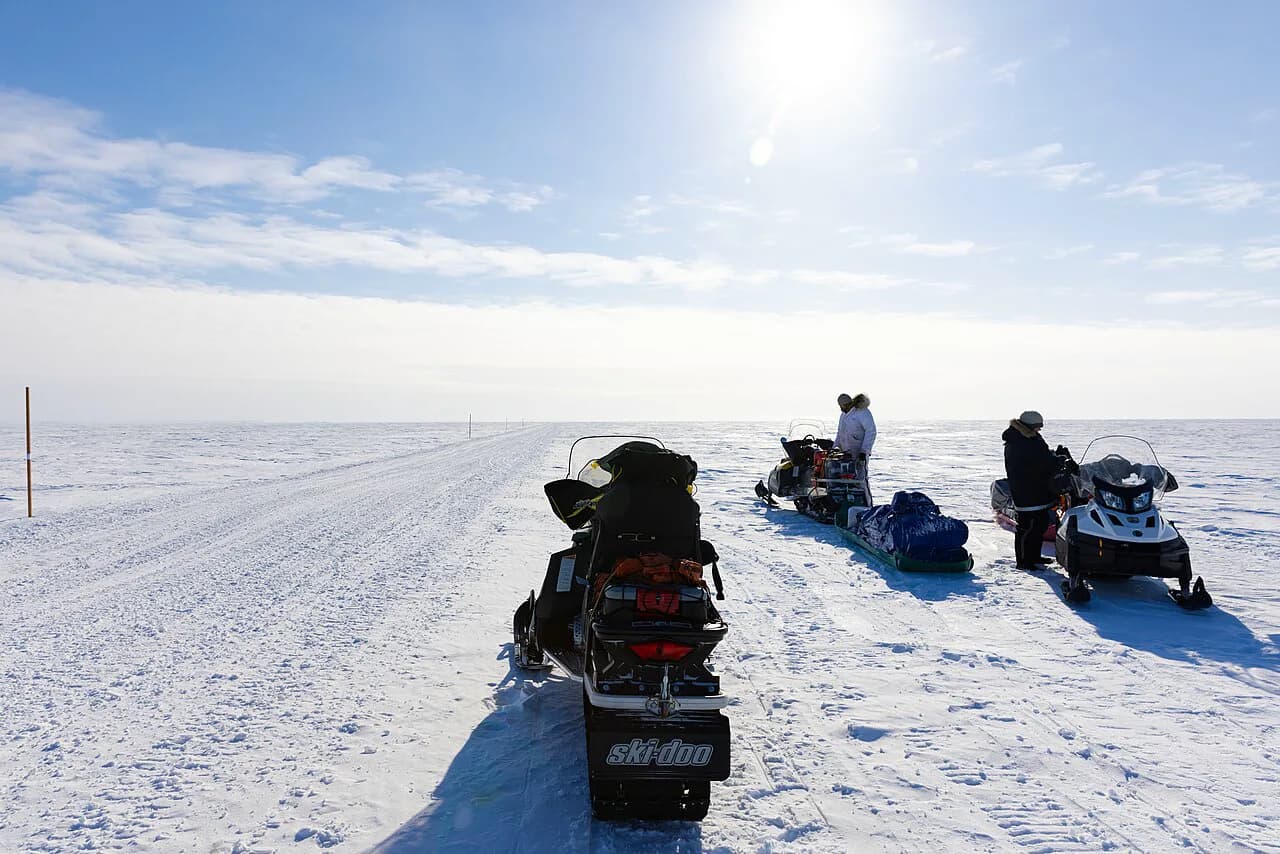 Motos de nieve en lago no del todo congelado