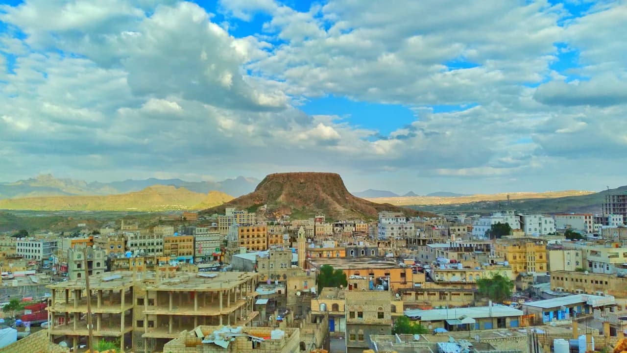 Vista exterior de la formación volcánica Al-Hardha y de la ciudad de Damt, Yemen